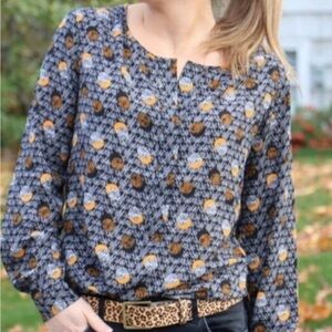 Long sleeve moon eclipse CAbi top. V neck opening small